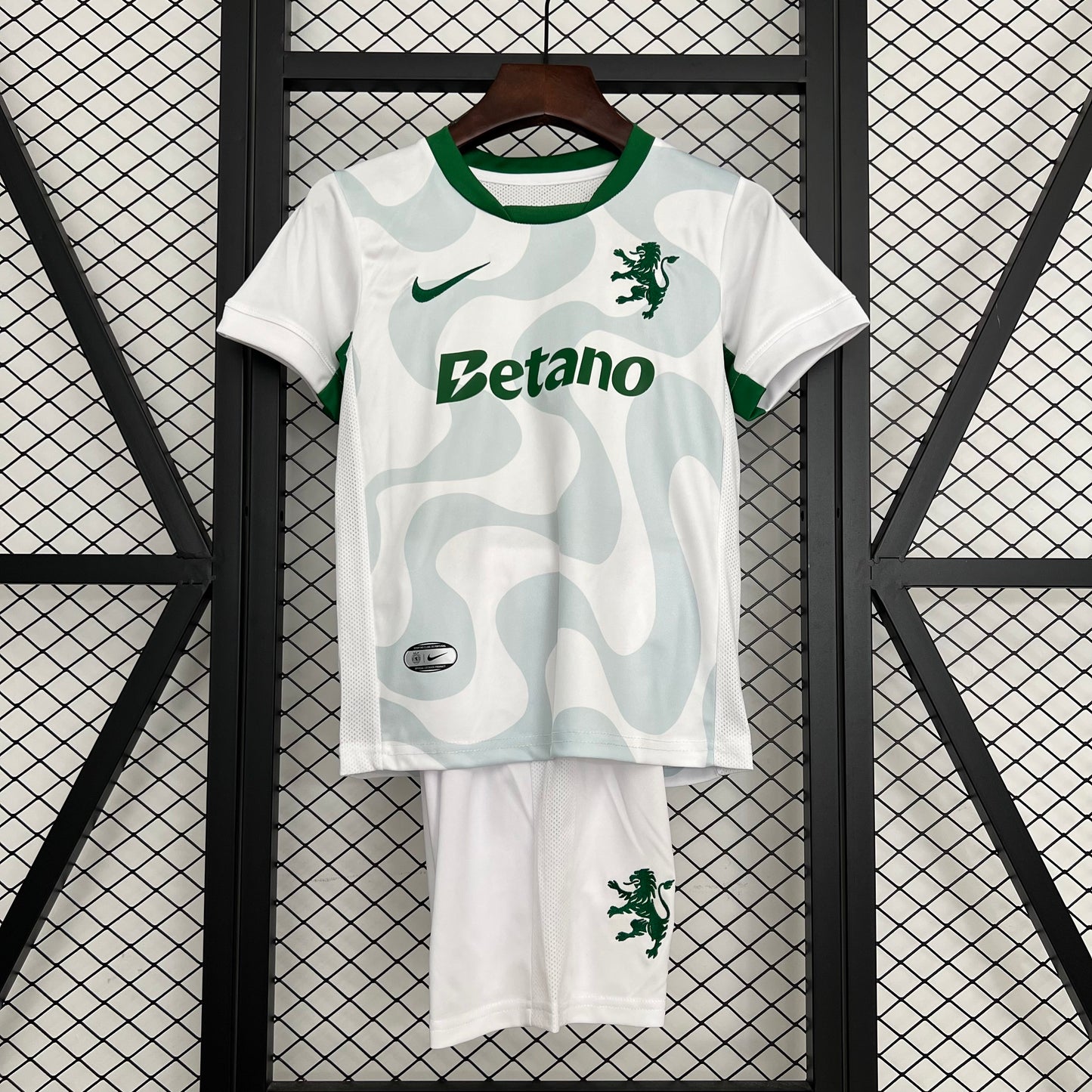 Equipación Sporting Lisboa 25/26 Talla Niño Visitante